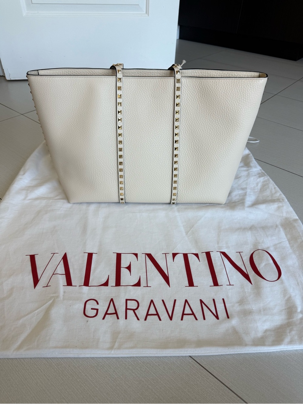 Brand New Valentino Garavani Cream Pebbled Leather Rockstud Tote Purse Womens